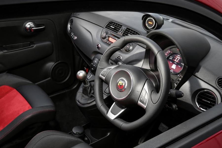 Интерьер Abarth 595C Competizione 2014 года  (AU) (фото 7 из 11)